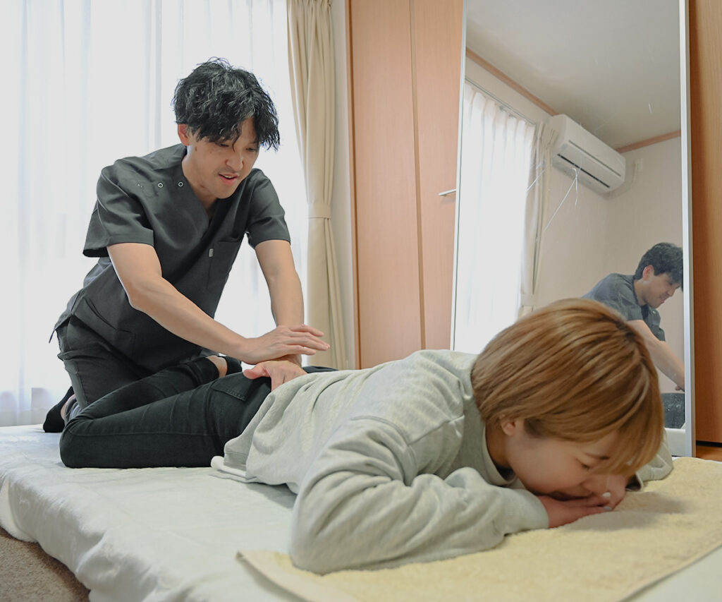 腰の施術風景